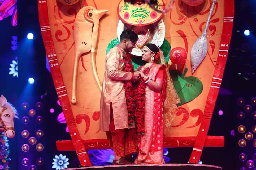 অভিনেতা জিতের সঞ্চালনায় রিয়্যালিটি শো ইস্মার্ট জোড়ি-তে অন্তরঙ্গ হয়ে ধরা দিচ্ছেন টেলিভিশনের জনপ্রিয় তারকারা। তাঁদের মধ্যে আছেন রাজা ও মধুবনী গোস্বামীও।