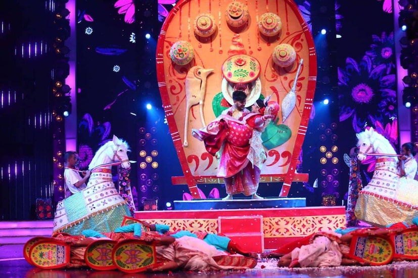 ইস্মার্ট জোড়ি-তে কিন্তু তাঁকে টোপর পরতে হল। মিটিমিটি হেসে মধুবনীও দেখলেন শোলার কমদফুল-সহ টোপর পরলে রাজাকে কেমন দেখতে লাগে। 