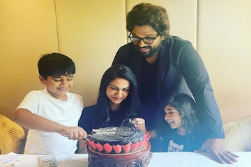 অল্লু অর্জুনের বিশেষ মুহূর্ত জুড়ে থাকে তাঁর পরিবার, দেখুন নায়কের ঘরোয়া ছবি অল্লু অর্জুনের বিশেষ মুহূর্ত জুড়ে থাকে তাঁর পরিবার, দেখুন নায়কের ঘরোয়া ছবি
