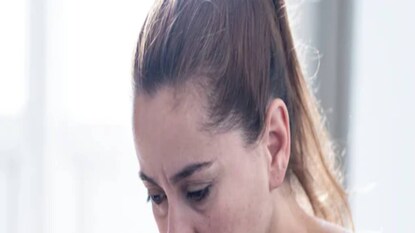 আপনি তখনই মানসিকভাবে ক্লান্ত বোধ করতে পারেন, যখন মনে হয় আপনি আপনার দায়িত্ব পালনে অক্ষম। কাজটি তখন আরও বোঝার মতো মনে হবে৷ শেষে আপনার পেশাগত জীবনকে ব্যাহত হবে।
বিরতি ছাড়া দীর্ঘ সময় কাজ করা আপনাকে মানসিক অবসাদগ্রস্ত করে তুলতে পারে।
আপনি তখনই মানসিকভাবে ক্লান্ত বোধ করতে পারেন, যখন মনে হয় আপনি আপনার দায়িত্ব পালনে অক্ষম। কাজটি তখন আরও বোঝার মতো মনে হবে৷ শেষে আপনার পেশাগত জীবনকে ব্যাহত হবে।
বিরতি ছাড়া দীর্ঘ সময় কাজ করা আপনাকে মানসিক অবসাদগ্রস্ত করে তুলতে পারে।