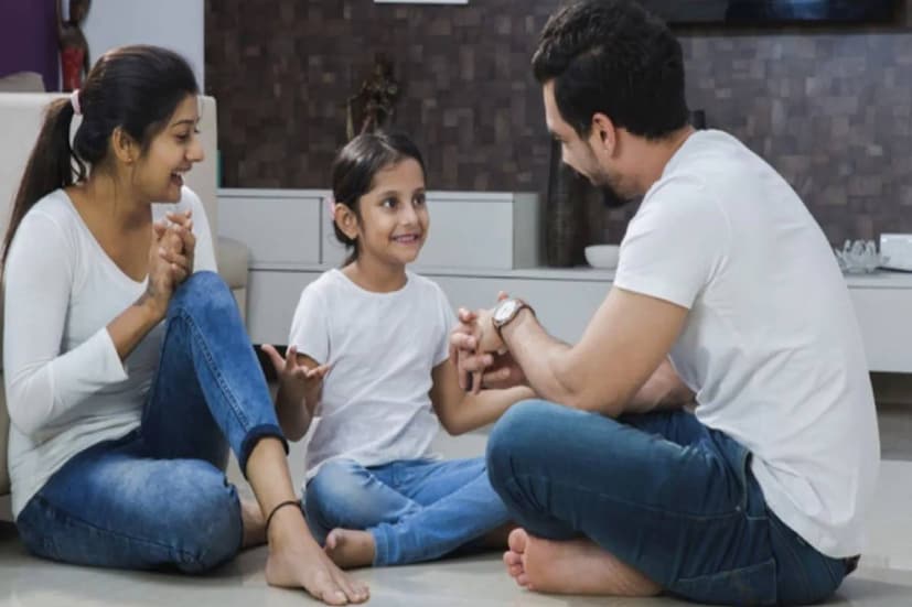 সন্তানের সঙ্গে আরও বেশি করে কথা বলুন৷ বুঝিয়ে দিন সে যে আতঙ্কের শিকার হয়ে পড়েছে, তা খুব বেশি উদ্বেগজনক নয়৷ ভয় পেয়ে পালিয়ে না গিয়ে ছোট থেকেই সমস্যার মুখোমুখি হতে শেখান৷ 