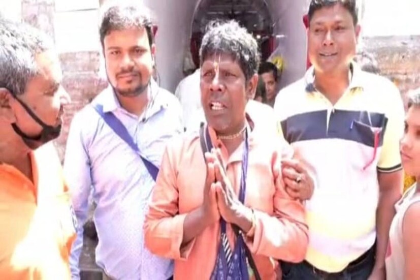 তার পর দুর্গাপুরের একটি স্টুডিওতে এসে প্রায় ঘন্টাখানেক ধরে গানের রেকর্ডিং করেন তিনি। তিনটি লোকসঙ্গীতের রেকর্ডিং করতে বাদামকাকু ভুবন বাদ্যকর দুর্গাপুরে পা রেখেছিলেন। 