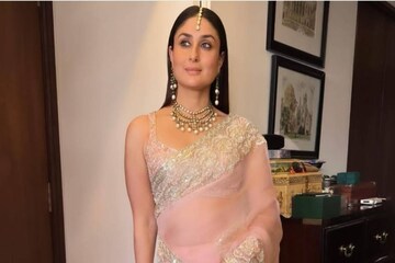 অরগ্যাঞ্জা শাড়ির সঙ্গে মুক্তোর তিন লহরী নেকলেস, রণবীরের বিয়েতে মধ্যমণি করিনা অরগ্যাঞ্জা শাড়ির সঙ্গে মুক্তোর তিন লহরী নেকলেস, রণবীরের বিয়েতে মধ্যমণি করিনা