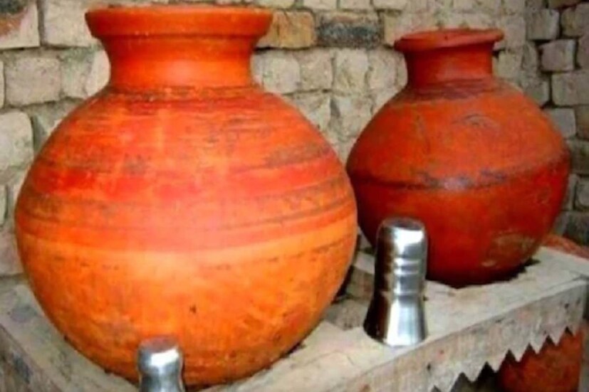 প্লাস্টিকের বোতলে জল রাখলে তাতে ক্ষতিকারক রাসায়নিক মিশে যায়৷ ফলে সেই জল পান করা স্বাস্থ্যের পক্ষে ক্ষতিকারক৷ মাটির কলসির জল পান করলে সেই আশঙ্কা থাকে না৷ পরিপাক ক্রিয়ায় উন্নতির পাশাপাশি ওজন কমাতে এবং শরীরকে সুস্থ রাখতে কার্যকর মাটির কলসির জল৷ 