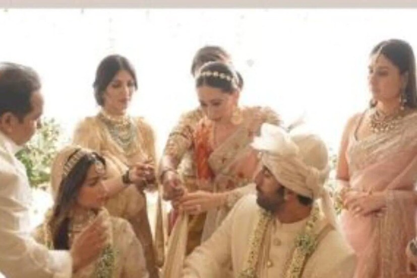 তাই ৮ সংখ্যা ছড়িয়ে ছিল আলিয়ার সাজের সর্বত্র৷ সোনালি জড়ি ও চুমকির কারুকাজে ওড়না জুড়ে বোনা ছিল বিয়ের তারিখ৷ সেখানে ইংরেজিতে নক্সাফোঁড়ে তোলা হয় বিয়ের তারিখ ১৪ এপ্রিল, ২০২২৷