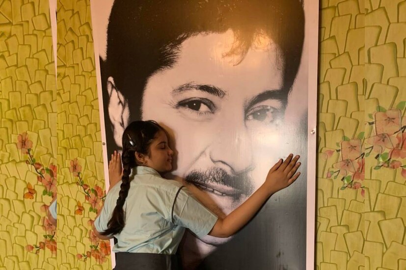 সপ্তম শ্রেণীতে তার প্রথম দিন৷ সাইনা জানে, তার বাবার আশীর্বাদ ও শুভেচ্ছা সঙ্গেই আছে৷
