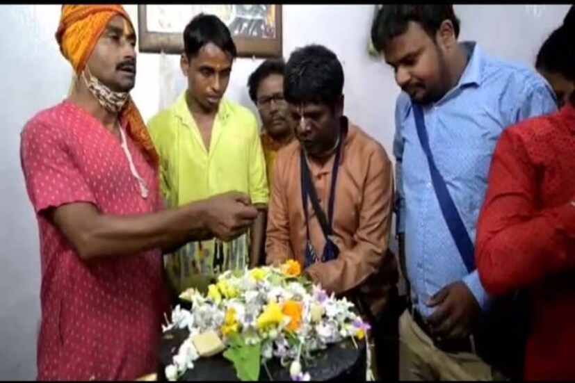 এদিন ভুবন বাদ্যকরকে দেখতে অনেকের ভিড় উপচে পড়ে। সবার সঙ্গে সেলফি তুলতে দেখা যায় ভাইরাল বাদাম কাকুকে।