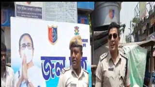 পথচলতি মানুষদের তেষ্টা মেটাতে জলছত্র থেকে জলের বোতল দেওয়া হল বীরভূম জেলা ট্রাফিক পুলিশের পক্ষ থেকে