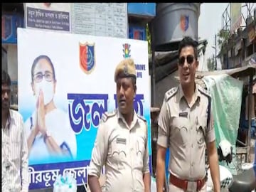 পথচলতি মানুষদের তেষ্টা মেটাতে জলছত্র থেকে জলের বোতল দেওয়া হল বীরভূম জেলা ট্রাফিক পুলিশের পক্ষ থেকে