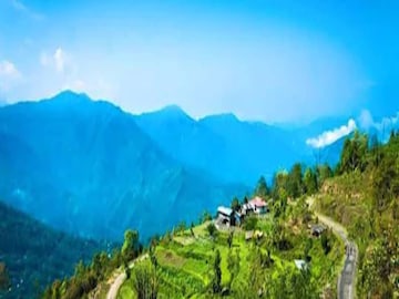 পাহাড়ের কোলে আঁকা ছবির মতন প্রকৃতির নৈসর্গিক সৌন্দর্যে ভরপুর পাহাড়ি গ্ৰাম সাংসের