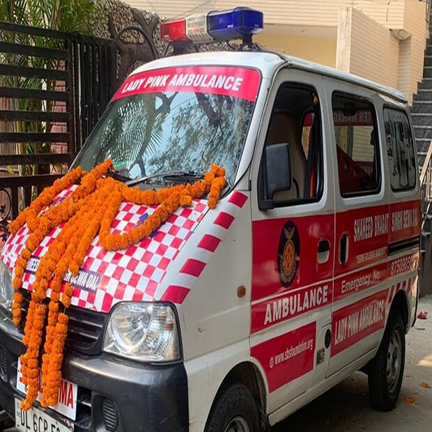 কেবল নারীর ক্ষমতায়নই নয়, পুরুষ শাসিত পেশার স্টিরিওটাইপও ভাঙছে এই উদ্যোগ। শহিদ ভগৎ সিং সেবাদলের সদস্যরা জানিয়েছেন তাঁদের কাছে প্রতিটি দিনই নারী দিবস। মহিলা চালক এবং মহিলা কর্মীদের দ্বারা চালিত গোলাপি অ্যাম্বুলেন্সের এই অনন্য উদ্যোগটি মহিলা রোগীদের জন্য কঠিন সময়ের নির্ভরতার কেন্দ্র হয়ে উঠছে।