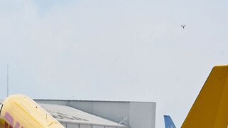 ভেঙে দু' টুকরো হয়ে যাওয়া সেই বিমান৷ Photo-Reuters ভেঙে দু' টুকরো হয়ে যাওয়া সেই বিমান৷ Photo-Reuters