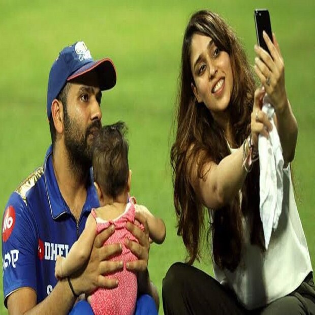 ক্রিকেটের বাইরে সম্পূর্ণ ফ্যামিলি ম্যান রোহিত শর্মা। স্ত্রী ঋতিকা এবং মেয়ে সামাইরাকে নিয়ে তার সুখের সংসার। ক্রিকেটের বাইরে ব্যক্তিগত জীবন নিয়ে বেশি চর্চা পছন্দ করেন না