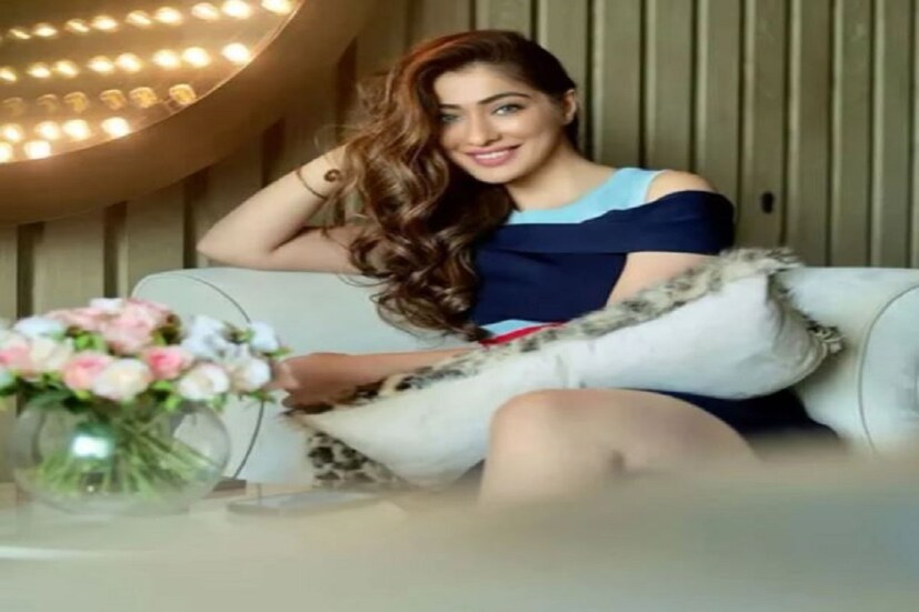 নেটিডেনদের আবার কেউ কমেন্ট করেছেন কুইন অফ বিউটি৷ কেউকেউ আবার তাঁকে বিকনি পরে ছবি দিতে বলেছেন৷   (Images credit- Raai Laxmi instagram)