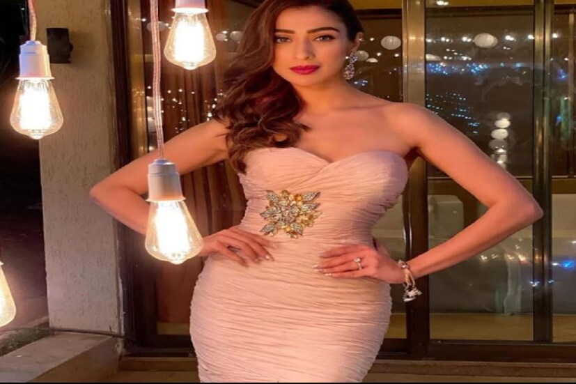 রাই লক্ষ্মী ওয়ার্কফ্রন্টে পাইপ লাইনে একাধিক ফিল্মের আইটেম নম্বর রয়েছে৷ তবে তাদের নাম কি তা এখনও খোলসা করেন না তিনি৷   (Images credit- Raai Laxmi instagram)