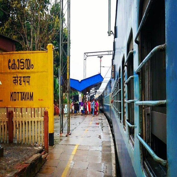 ট্রেনে চেপে নিশ্চয়ই রেল স্টেশনের সাইনবোর্ড চোখে পড়েছে আপনার। স্টেশনে রেলের সাইন বোর্ড সবসময় হলুদ রঙেরই হয়ে থাকে। কিন্তু কেন? 