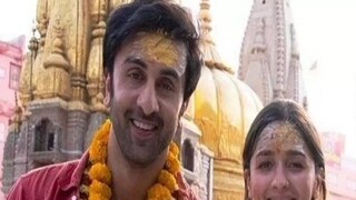 অন্যদিকে আলিয়া ভাট নিরামিষাসী। সেজন্য ২৫ দেশের নিরামিষ পদও থাকবে মেন্যুতে। খাওয়া দাওয়ায় কোনও ঘাটতি রাখতে নারাজ দুই পরিবার। 