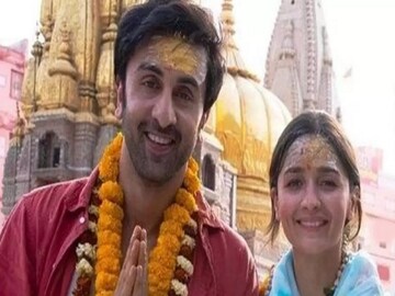অন্যদিকে আলিয়া ভাট নিরামিষাসী। সেজন্য ২৫ দেশের নিরামিষ পদও থাকবে মেন্যুতে। খাওয়া দাওয়ায় কোনও ঘাটতি রাখতে নারাজ দুই পরিবার। 