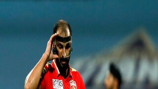 ম্যাচের বর্ণনা ছাড়িয়ে আলোচনার কেন্দ্রবিন্দুতে ঋষির ফেস শিল্ড ম্যাচের বর্ণনা ছাড়িয়ে আলোচনার কেন্দ্রবিন্দুতে ঋষির ফেস শিল্ড