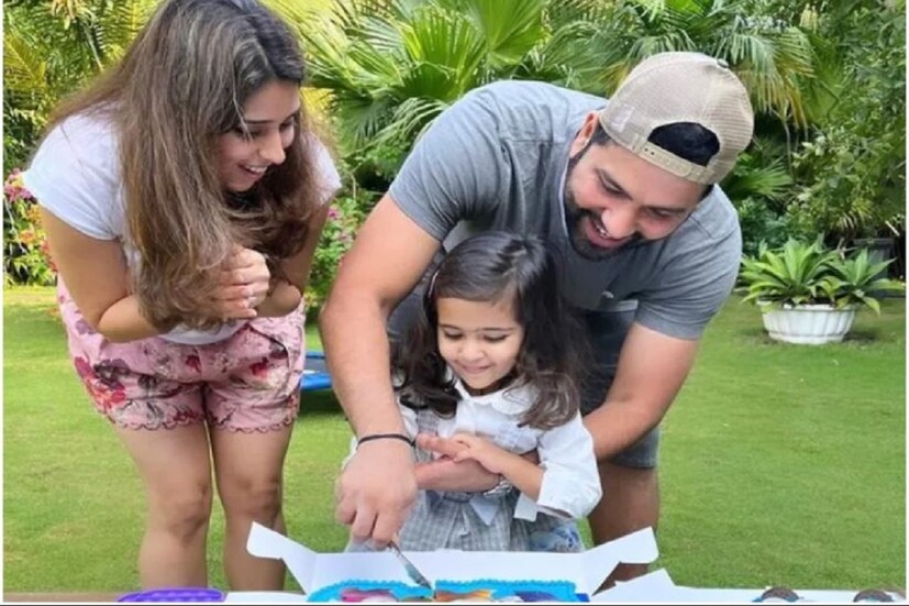 রিতিকা লম্বা সময় ধরে রোহিতের ম্যানেজার ছিলেন৷ তাঁর স্পোর্টস কন্ট্র্যাক্ট দেখতেন৷ ২০১৫ তে বিয়ে করার আগে লম্বা সময় একে অপরকে ডেটও করেন তিনি৷  (Ritika sajdeh instagram)