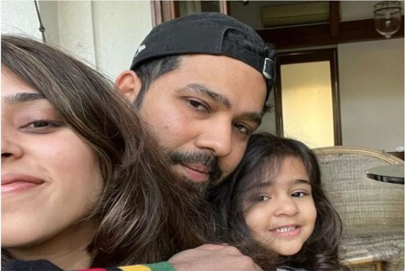 IPL 2022 চলছে৷ অন্যদিকে মুম্বই ইন্ডিয়ান্স অধিনায়ক রোহিত শর্মার আজ ৩৫ তম জন্মদিন৷  তাঁর জন্য মরশুম মোটেই ভাল কাটেনি৷ কিন্তু তাঁর জন্মদিনকে বিশেষ বানানোর জন্য কসুর করছেন না তাঁর ফ্যানরা ও পরিবারের মানুষজন৷ তাঁর স্ত্রী রিতিকা সজদে তাঁর স্বামীর জন্মদিনকে বিশেষ করে তুলেছেন৷ ইনস্টাগ্রামে বিশেষ কিছু মুহূ্র্তের ছবি পোস্ট করেছেন৷ যেখানে একেবারে অন্যরকম কিছু ছবি দেখা যাচ্ছে৷ রিতিকার শেয়ার করা ছবিগুলি মানুষজন পছন্দ করছেন এবং তা ভাইরাল হচ্ছে৷ (Ritika Sajdeh Instagram)
