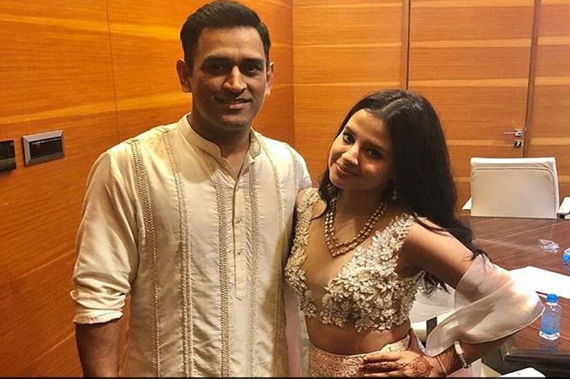 #রাঁচি: ঝাড়খন্ডে লাগাতার লোডশেডিংয়ে সাধারণ মানুষের দৈনন্দিন জীবন বিপর্যস্ত হয়ে পড়ে৷ রোজকার কাজকর্মেও ব্যাঘাত হচ্ছে৷ সোশ্যাল মিডিয়ায় এই নিয়ে সাধারণ মানুষ নিজেদের ক্ষোভ উগড়ে দিচ্ছেন৷ লোডশেডিংয়ের সমস্যায় এবার মুখ খুলেছেন তারকা ক্রিকেটার মহেন্দ্র সিং ধোনির স্ত্রী সাক্ষী ধোনি৷ সাক্ষী ধোনি বিদ্যুৎ সমস্যা নিয়ে সরকারকে সরাসরি প্রশ্ন করেছেন৷