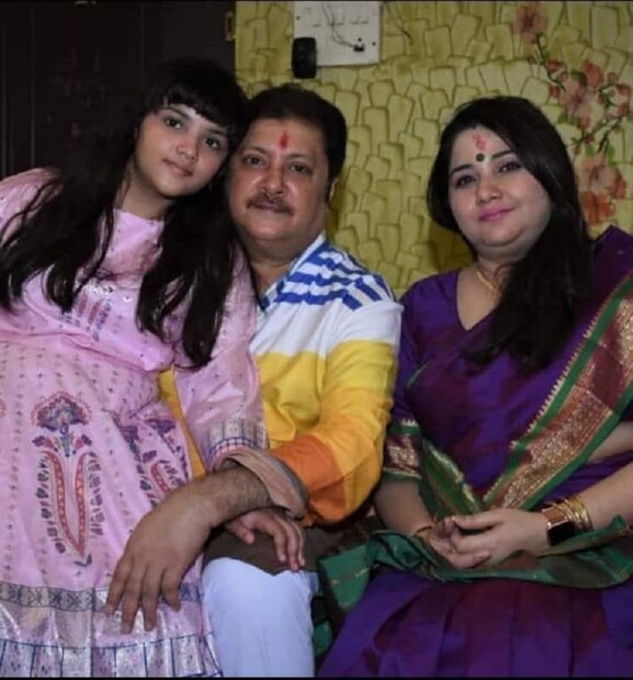যে মানুষটা পরিবারের সঙ্গে এতটা জড়িয়ে ছিলেন, যাঁর উপস্থিতিতে গোটা বাড়ি গম গম করত। তাঁর অনুপস্থিতি আজ যেন শুধুই শূন্যতা। আর তাই তাঁর স্মৃতিকে আঁকড়ে ধরেই এগিয়ে চলছেন সংযুক্তা ও ডল। 