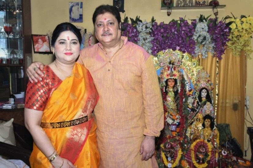 ছবিগুলি দেখেই বোঝা যায়, কতটা গোছানো সুখের পরিবার ছিল অভিষেকের। জন্মদিন হোক বা অন্য কোনও উৎসব পরিবারের সঙ্গেই সময় কাটাতেন অভিনেতা। 