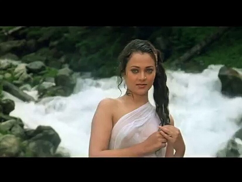 সঙ্গে তাঁর ছেলে রব্বিল কাপুর। 'মা ও মা' নামের একটি মিউজিক ভিডিওতে ছেলের সঙ্গে অভিনয় করছেন মন্দাকিনি।photo source collected 