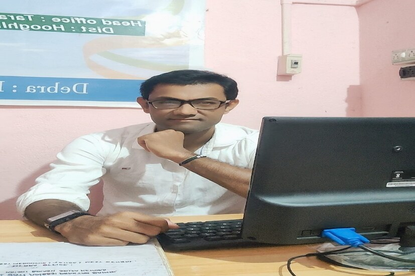 ভালো করে দেখুন ছবিটা। আমির খান শুরু করলেন অফিস। কিন্তু এমন ছাপোষা তাঁর অফিস? ইনি কী সত্যিই আমির খান? photo source Facebook 