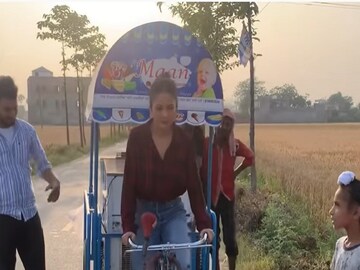 এর কিছুদিন আগে গ্রামের রাস্তায় রাস্তায় আইসক্রিম ফেরি করতে দেখা গিয়েছিল তাঁকে৷ 