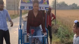 এর কিছুদিন আগে গ্রামের রাস্তায় রাস্তায় আইসক্রিম ফেরি করতে দেখা গিয়েছিল তাঁকে৷ এর কিছুদিন আগে গ্রামের রাস্তায় রাস্তায় আইসক্রিম ফেরি করতে দেখা গিয়েছিল তাঁকে৷