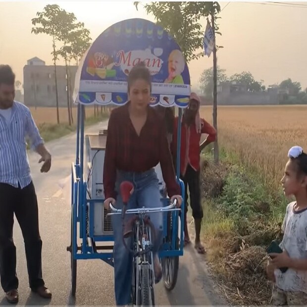 এর কিছুদিন আগে গ্রামের রাস্তায় রাস্তায় আইসক্রিম ফেরি করতে দেখা গিয়েছিল তাঁকে৷ 