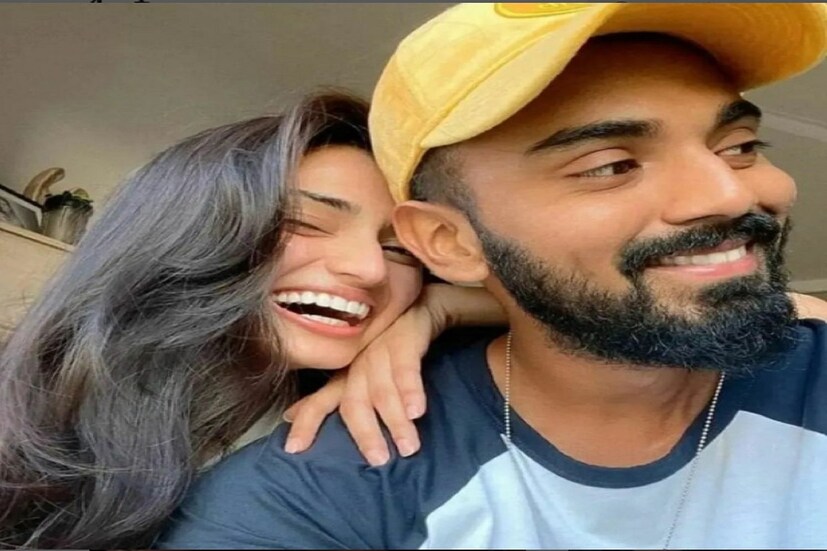 ক্রিকেট জগতের তারকার সঙ্গে বিনোদন জগতের তারকার বিয়ে নতুন নয়। সব থেকে বড় উদাহরণ বিরাট কোহলি ও অনুষ্কা শর্মা। এবার ফের একবার এই দুই জগতের মেলবন্ধন ঘটতে চলেছে। পাত্র কেএল রাহুল। পাত্রী আথিয়া শেট্টি। photo source Instagram 