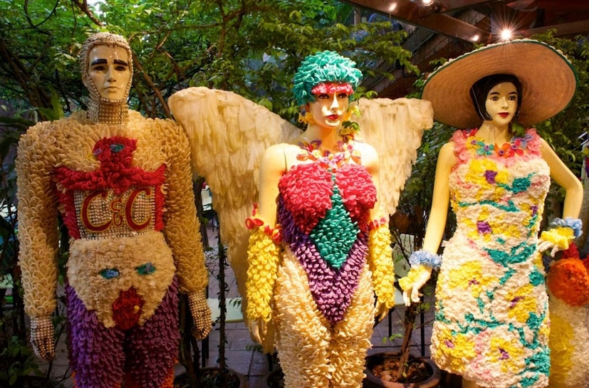 গোটা রেস্তোরাঁ সাজানো হয়েছে 'কন্ডোম' দিয়ে। ক্যাফেতে ঢোকার মুখেই তিনটি মডেল রয়েছে যাদের কন্ডোমের পোশাক পরানো। 