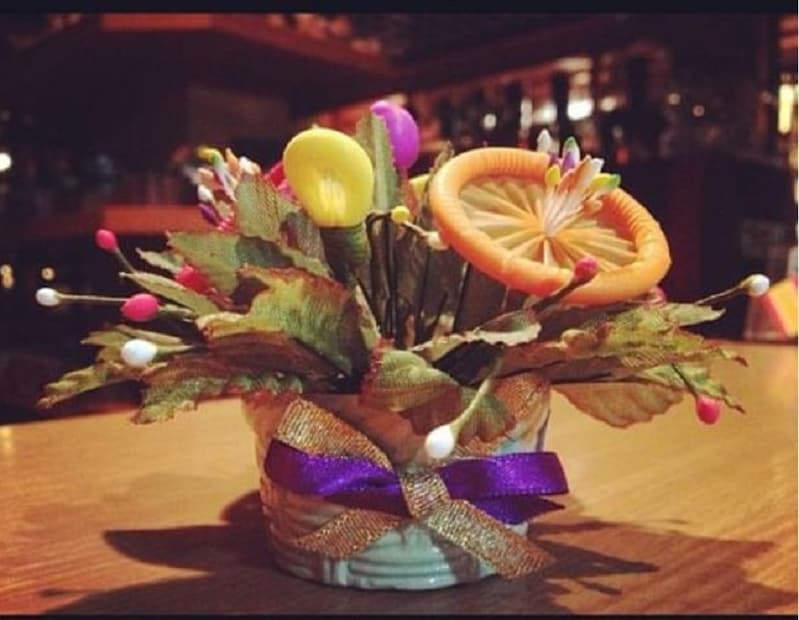 এই ক্যাফের এমন ভাবনার পিছনে একটি সৎ উদ্দেশ্য রয়েছে। তাঁরা কন্ডোমের মাধ্যমে গোটা বিশ্বের কাছে সেফ সেক্স বা সুরক্ষিত যৌনতার বার্তা পৌঁছে দিতে চান। খাবার খান, কন্ডোম নিন এবং সুরক্ষিত সঙ্গমে মেতে উঠুন। photo source Instagram 