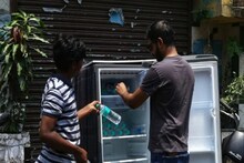 গরমে বিনামূল্যে ঠান্ডা জল! বাড়ির ফ্রিজ রাস্তায় বসালেন আলিমুদ্দিনের যুবক!