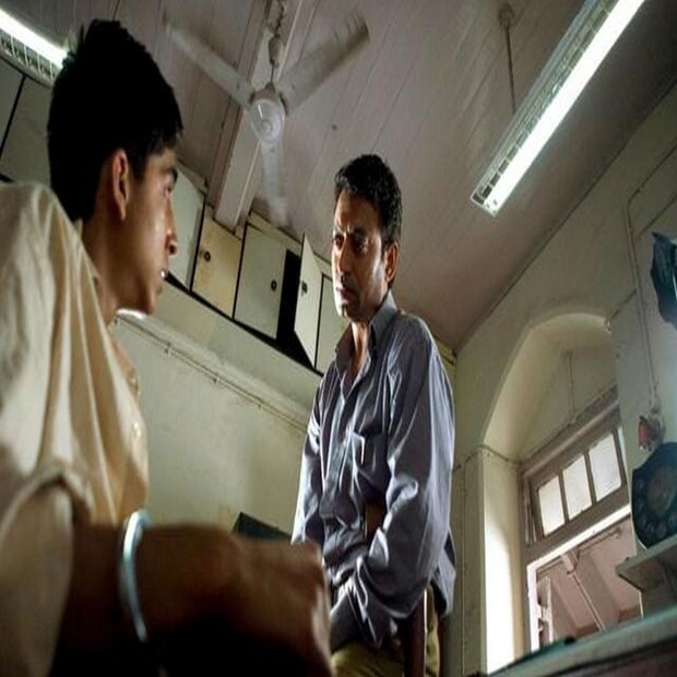 স্লামডগ মিলেনেয়ার ড্যানি বয়েল পরিচালিত এই সিনেমায় নায়ক একটি গেম শোতে অনেকগুলি সঠিক উত্তর স্রেফ অনুমান করে দিয়ে বিশাল টাকা জেতেন, তাঁকেই জিজ্ঞাসাবাদ করেন ইরফান। নায়কের সঠিক উত্তরের পিছনের গল্পগুলিকে খুঁড়ে আনেন ইরফান।