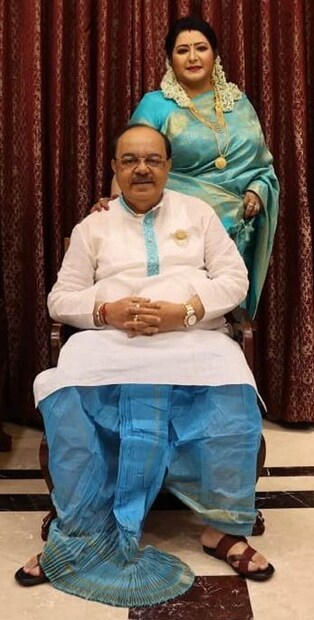 মাসকয়েক আগেই আইনি বিচ্ছেদ হয়েছে বৈশাখী বন্দ্যোপাধ্যায়ের। সেদিন শোভন জানিয়েছিলেন, বৈশাখী মুক্তির স্বাদ পেল। সেই মুক্তির স্বাদের আনন্দ নিতেই জুটিতে কি কাশ্মীর চলে গিয়েছিলেন এরপর? কাশ্মীরে ভ্যাকেশনের সেই ছবিও সোশ্যাল মিডিয়ায় দেখা গিয়েছে। এবার শোভন বৈশাখী চুটিয়ে উপভোগ করলেন জন্মদিনটা।ভরসার, ভালোবাসার, কাছের মানুষটিকে পাশে নিয়ে হল জন্মদিনের উদযাপন।