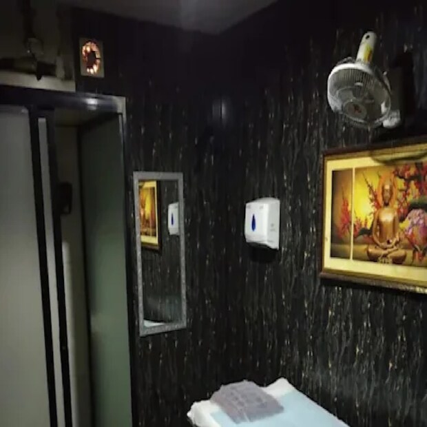 প্রথমে তরুণী এই কুপ্রস্তাবে সাড়া দেননি৷ অভিযোগ এর পর ওই সংস্থার অ্যাসিস্ট্যান্ট ম্যানেজার জোর করে ওই তরুণীকে স্পা-এ আসা এক ক্লায়েন্টের কাছে পাঠান৷ তরুণীকে ওই ব্যক্তি যৌন হেনস্থা করে বলেও অভিযোগ৷ 