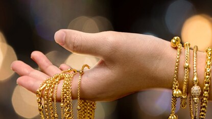 স্বর্ণালঙ্কার ডেকে আনতে পারে বিপদ, অশুভ প্রভাব কাটাবেন কী ভাবে, রইল টিপস স্বর্ণালঙ্কার ডেকে আনতে পারে বিপদ, অশুভ প্রভাব কাটাবেন কী ভাবে, রইল টিপস