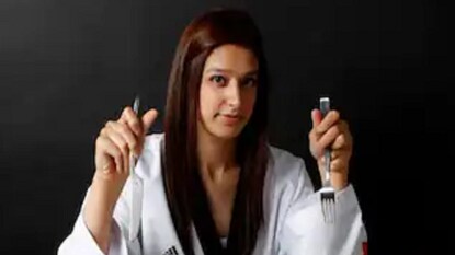 এছাড়াও অনেকেই খালি পেটে ঘুমাতে পারেন না। তবে ভরপেট খেয়ে বিছানায় গেলেও ঘুমের অসুবিধা হতে পারে। ঘুমের প্রায় তিন-চার ঘণ্টা আগে রাতের খাবার খেতে হবে। এতে ঘুম না হওয়া বা রাতে জেগে ওঠার সমস্যা কেটে যাবে। এছাড়াও অনেকেই খালি পেটে ঘুমাতে পারেন না। তবে ভরপেট খেয়ে বিছানায় গেলেও ঘুমের অসুবিধা হতে পারে। ঘুমের প্রায় তিন-চার ঘণ্টা আগে রাতের খাবার খেতে হবে। এতে ঘুম না হওয়া বা রাতে জেগে ওঠার সমস্যা কেটে যাবে।