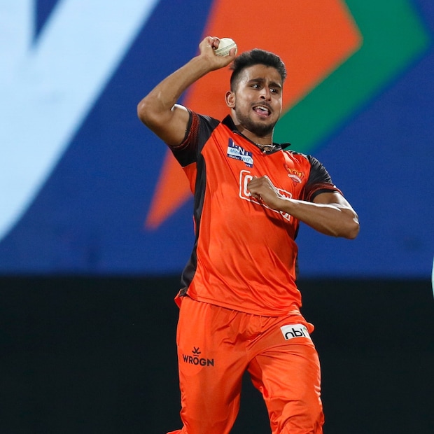 লারা বলেছেন, ও আমাকে আমার খেলার সময়ের কথা মনে করিয়ে দেয়। আমার কেরিয়ারে ওয়েস্ট ইন্ডিজ দলের সব গ্রেট প্লেয়াররা খেলেছে। স্যর ম্যালকম মার্শাল, কোর্টনি ওয়ালশ, কার্টলি অ্যামব্রোস..আরও অনেকে। বিভিন্ন ধরনের বোলার ছিল। কিন্তু ও আমাকে ফিদেল এডওয়ার্ডসের অনেক কথা মনে করিয়ে দেয়। 
