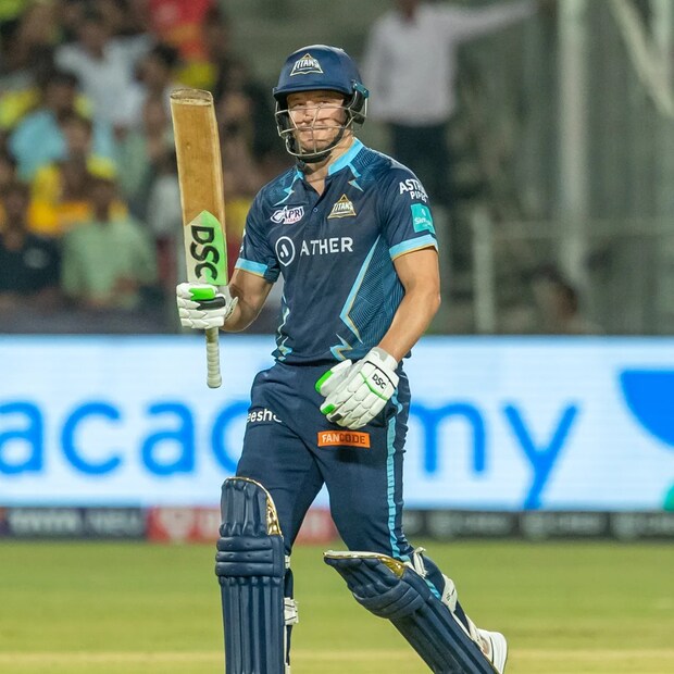 জবাবে ব্যাট করতে নেমে শুরুতেই শুভমান গিল ও বিজয় শঙ্করের উইকেট খুইয়ে চাপে পড়ে গুজরাট। তবে হাল ধরেন ডেভিড মিলার। 