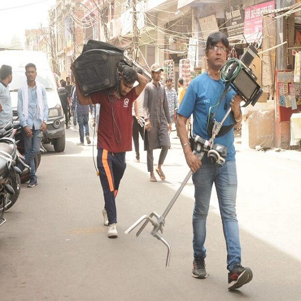 সূত্রের খবর, এই লোকেশনে সাত দিন ধরে চলবে শ্যুটিং। শুক্রবার মেথডিস্ট স্কুলেও শ্যুটিং হতে পারে। কানপুরের রাস্তায় বরুণ ধাওয়ানের শ্যুটিংয়ের খবর পেয়ে স্বাভাবিকভাবেই ভক্তদের ভিড় জমে যায়। শ্যুটিং শেষে ভক্তদের অটোগ্রাফ দিয়ে মন জয় করেছেন বরুণ ধাওয়ানও। ৪০ জনেরও বেশি মানুষকে অটোগ্রাফ দিয়েছেন তিনি।
