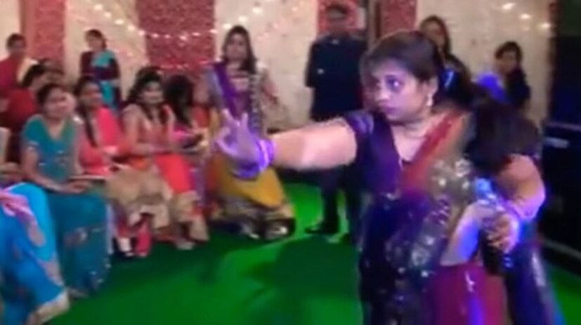 অন্য একজন মহিলা তাঁকে মেঝে থেকে তোলার চেষ্টা করলে তিনি তাঁকেও টেনে আনার চেষ্টা করেন ডান্স ফ্লোরে। এরপর উদ্দাম নাচ শুরু করে দেন ডান্স ফ্লোর জুড়ে। কয়েক মিনিটের এই নাচ বেশ উপভোগ করেন উপস্থিত অতিথিরা। এমন অদ্ভুত নাচ সোশ্যাল মিডিয়ায় আপলোড হতেই তুমুলভাবে ভাইরাল হয় মুহূর্তের মধ্যে। তাতে নেটিজেনরাও দেন নানা মজাদার কমেন্ট।