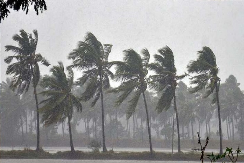 চৈত্রসংক্রান্তিতে বজ্রবিদ্যুৎ সহ বৃষ্টির আশঙ্কা দক্ষিণবঙ্গে। কলকাতা-সহ দক্ষিণবঙ্গের সব জেলাতেই বৃহস্পতিবার বৃষ্টির পূর্বাভাস রয়েছে। বজ্রবিদ্যুৎ সহ হালকা বৃষ্টি দমকা ঝোড়ো হাওয়া বইতে পারে।