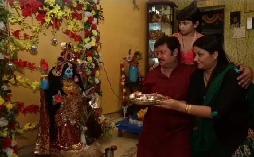 অভিষেক চট্টোপাধ্যায়ের মৃত্যুর পর তাঁর জীবনের নানা অজানা কথা সামনে আসছে। উঠে আসছে অনেক প্রশ্ন। কিন্তু সব কিছুর পরেও তাঁর চলে যাওয়াকে কোনও কিছু দিয়েই আর ভরিয়ে তোলা যাবে না। photo source collected 