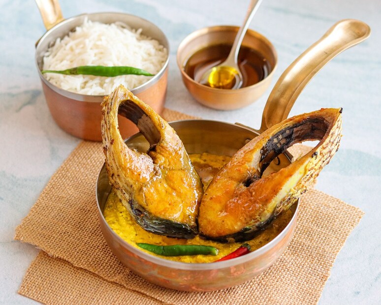 নিরামিষ আমিষ সব মিলিয়ে রয়েছে- তাওয়া মোচার কাবাবস নারকোল পোস্তো বড়া, মাংসের কাটলেট, তোপসে ফ্রাই, পোস্তোবাটা পটল, ভাাপা ছানার মুঠিয়া, চিংড়ি মালাইকারি, ভেটকি পাতুড়ি, মাংসের বাটি চচ্চড়ি। ২ জনের জন্য ২৫০০ টাকা খরচ হবে। ১৩ থেকে ১৫ এপ্রিল পর্যন্ত চলবে এই ভূরিভোজ পর্ব। 