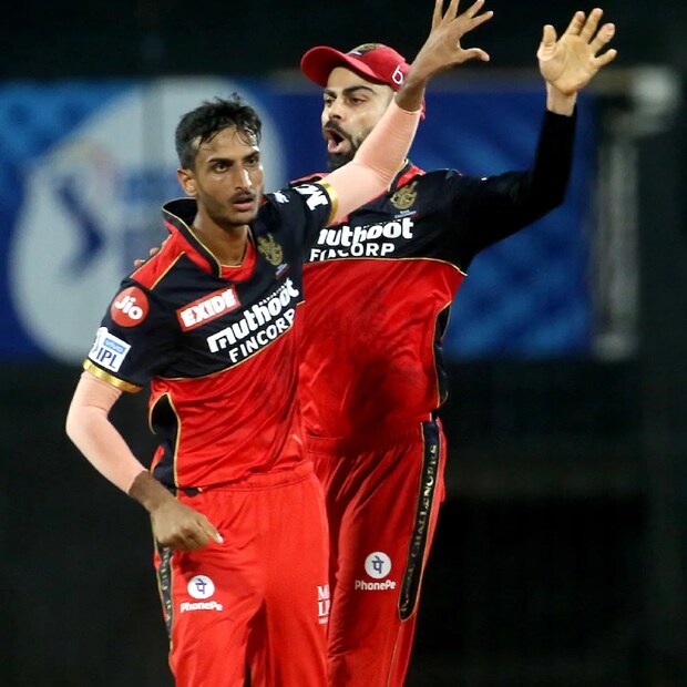 মঙ্গলবার রাজস্যান রয়্যালসের বিরুদ্ধে ৫ বল বাকি থাকতেই জিতেছিল আরসিবি। বিরাট কোহলিদের দলের এই জয়ে গুরুত্বপূর্ণ অবদান রাখা দুজনের একজন বাংলার শাহবাজ আহমেদ। আরেকজন কেকেআরের প্রাক্তন অধিনায়ক দীনেশ কার্তিক। 